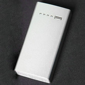 iPhone5対応充電器／バッテリ　5600mAh 　iPad／iPodなど対応　汎用　シルバーグレー